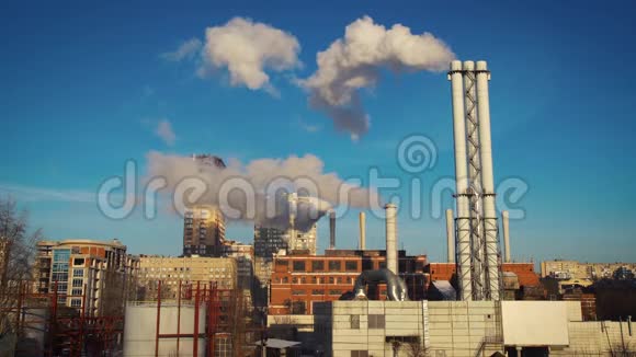 基辅市居民区附近的白蚁发电厂烟雾视频的预览图