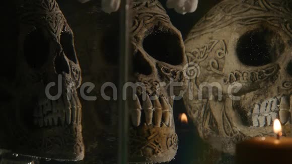 水族馆背景中的骷髅蜡烛视频的预览图