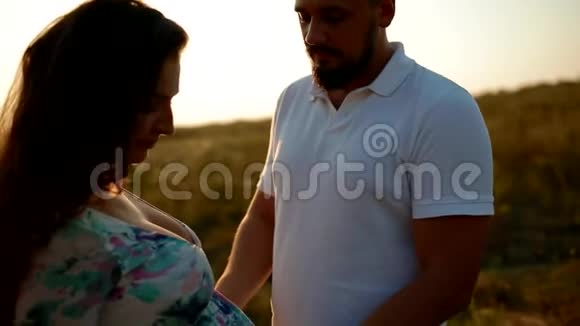 怀孕的白人妇女与丈夫合影视频的预览图