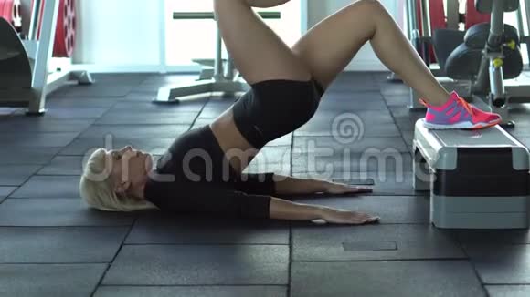 年轻女子在健身房锻炼臀部视频的预览图