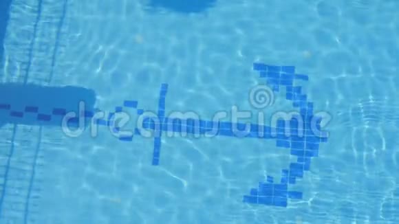 美丽的年轻女子在游泳池里的黄色充气床垫上放松视频的预览图