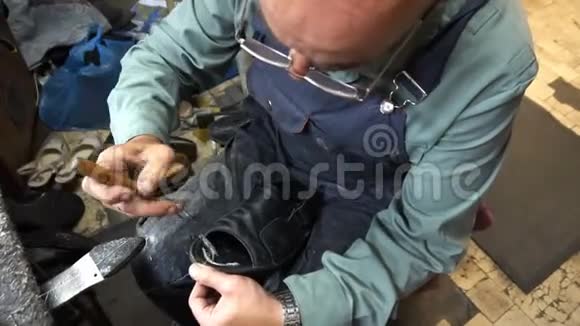 修鞋匠在4k车间修鞋修鞋浆视频的预览图