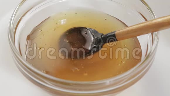 天然蜂蜜与木勺混合视频的预览图