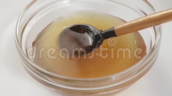 天然蜂蜜与木勺混合视频的预览图