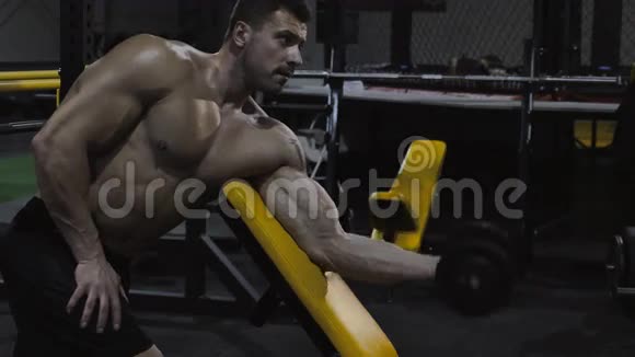 健美运动员举重锻炼视频的预览图