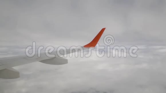 飞机在云层中飞行从窗户拍摄视频的预览图