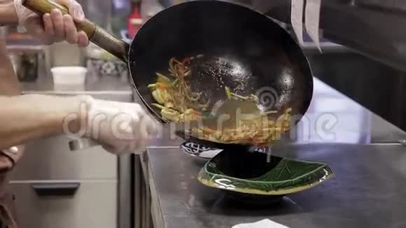 男主厨把虾仁炒面和辣味蔬菜酱放在一起视频的预览图