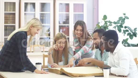 一群多种族的人在大学图书馆读书视频的预览图