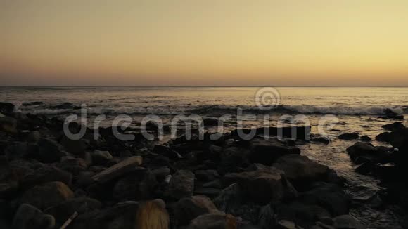 傍晚夕阳西下宁静的石岸视频的预览图