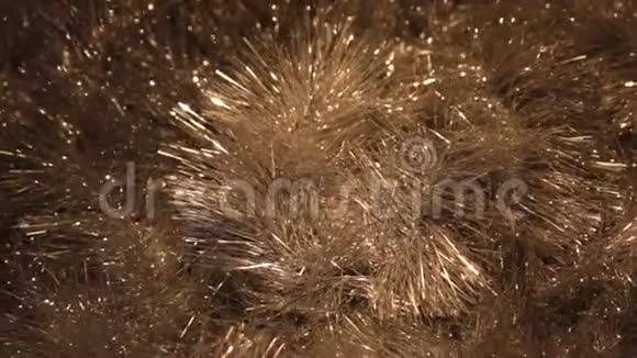 从金色的金属片上旋转的身体圣诞节和新年背景视频的预览图
