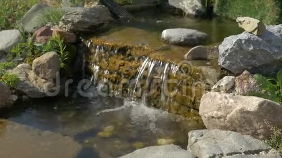 带有石头的小装饰瀑布视频的预览图