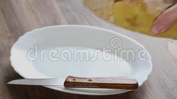 白色盘子上有刀的玉米面包视频的预览图