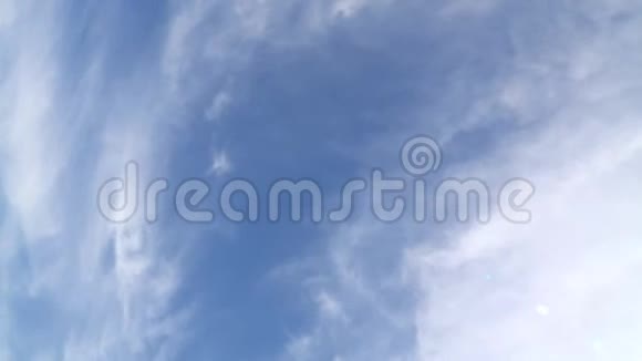 多云蓝天的缓慢飞行和旋转视频的预览图