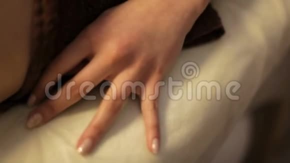 女孩喜欢在水疗中心按摩阿育吠陀愈合按摩六手视频的预览图