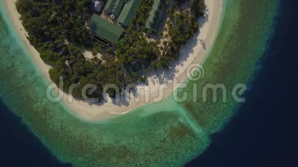 空中无人机摄像机降落在空的热带白色沙滩上只有一对夫妇躺在甲板上的阳光下视频的预览图