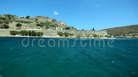 一部分被毁的堡垒墙的背景是大海和斯皮纳隆加岛上的山脉克里特岛视频的预览图