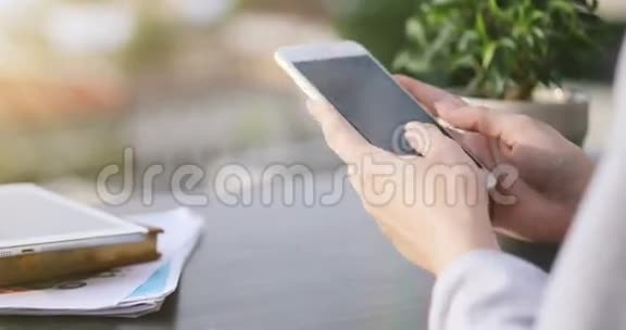 特写少女手发短信智能手机互联网工业背景阳光4k视频的预览图