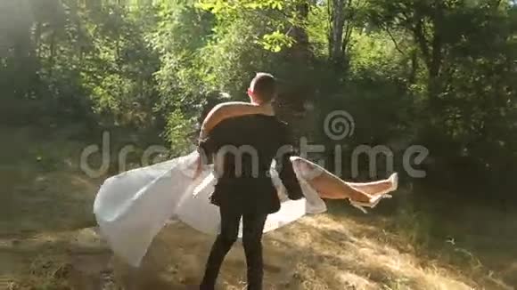 新郎旋转着手上有一个幸福的新娘视频的预览图