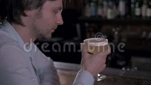 坐在酒吧里的年轻人男性在酒吧喝鸡尾酒视频的预览图