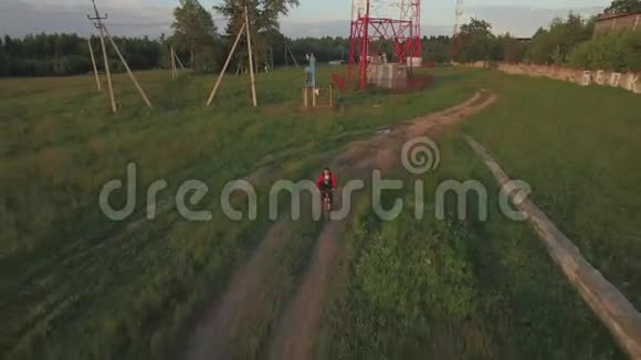 青少年骑自行车在乡村鸟瞰视频的预览图