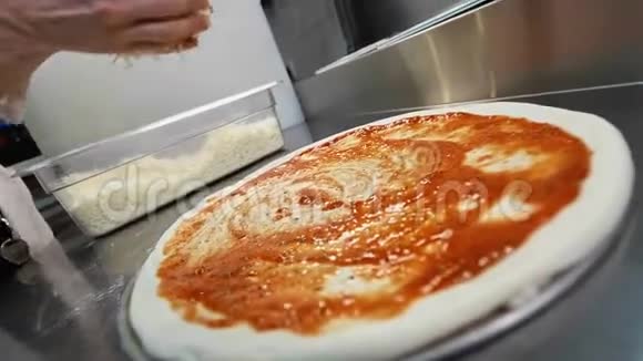在披萨面团上加入奶酪视频的预览图