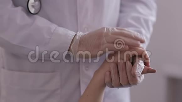医生安慰病人医生手抚摸病人安慰他视频的预览图