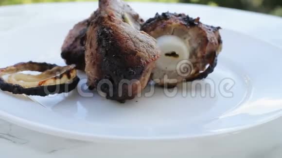 炒肉什串烧烤围绕在一个盘子上背景景色优美大自然中的石串视频论坛视频的预览图