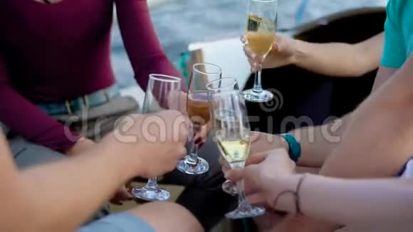 一群四个朋友在游艇上不寒而栗在海上航行演讲和喝香槟视频的预览图