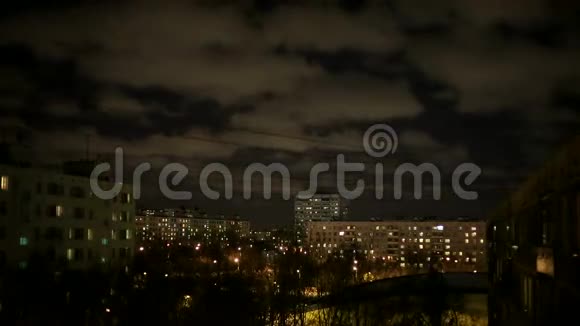 城市上空的夜空视频的预览图