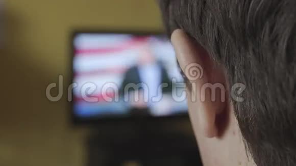 背景图年轻人在家看电视视频的预览图