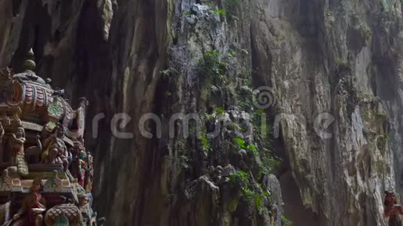 印度教寺庙在马来西亚一个巨大的巴图洞穴内视频的预览图