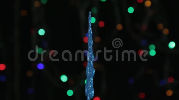 特写旋转的蓝色圣诞树圣诞节和新年装饰视频的预览图