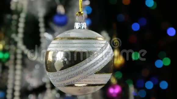 美丽的白色新年和圣诞装饰球在绳子上摆动视频的预览图