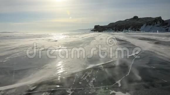 冬季贝加尔湖日落时分的埃伦卡岛视频的预览图