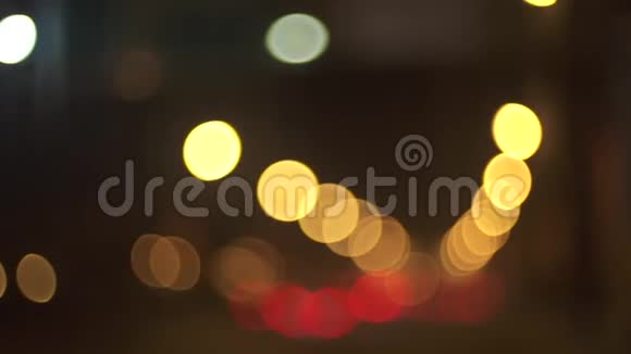 夜间城市交通灯模糊视频的预览图