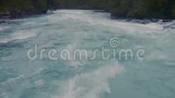空中飞过绿松石色的河流穿过春天的山谷视频的预览图
