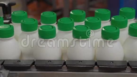 奶厂带酸奶瓶的传送带视频的预览图