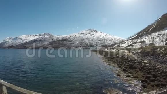 美丽的雪山和深蓝的峡湾在春天向左倾斜视频的预览图