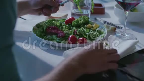 女人吃菜的细节四个白种人朋友地中海意大利沙拉肉排和面包午餐或视频的预览图