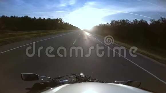 骑摩托车骑在高速公路上迎接太阳视频的预览图