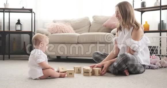 妈妈和宝贝女儿玩玩具积木视频的预览图