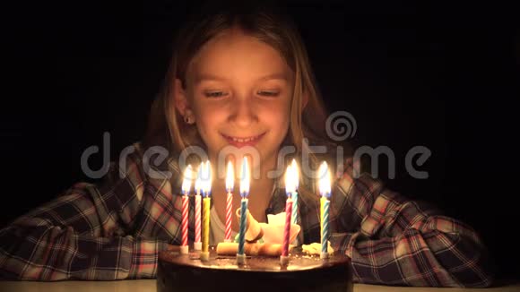 儿童生日派对在夜晚吹蜡烛在黑暗中用蛋糕庆祝视频的预览图