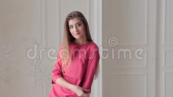 时装模特身着粉红色连衣裙和造型师视频的预览图