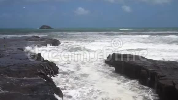 风暴波飞溅戏剧海洋戏剧天空Muriwai悬崖新西兰视频的预览图