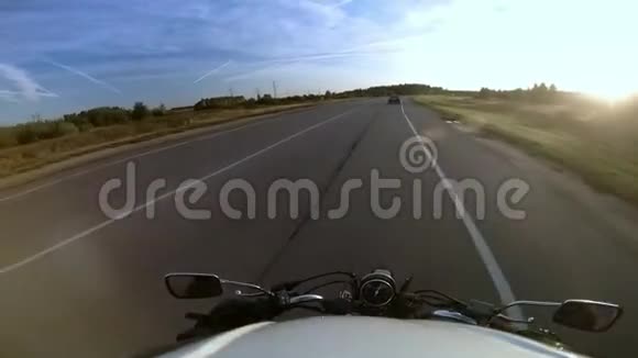 骑自行车的人骑着摩托车戴着头盔视频的预览图