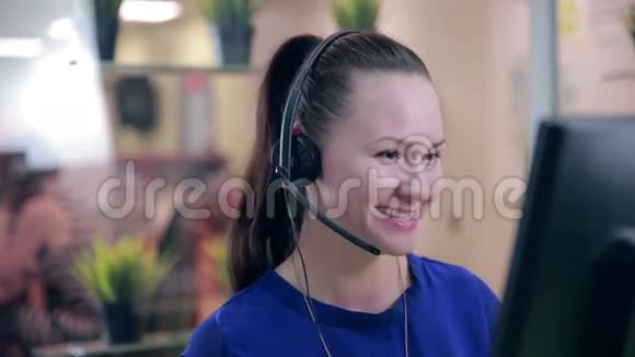 在呼叫中心工作的微笑女人的特写客户服务视频的预览图