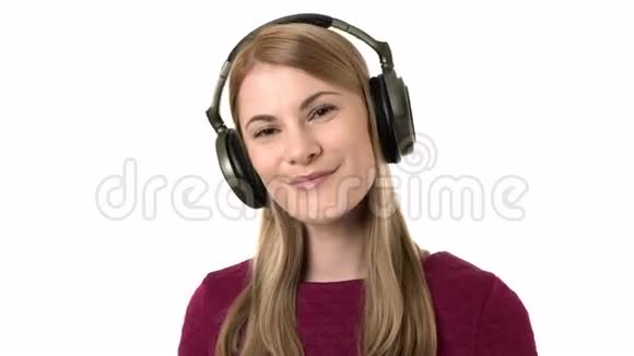 戴着耳机的漂亮女人在智能手表上听音乐用手亲吻孤立无援视频的预览图