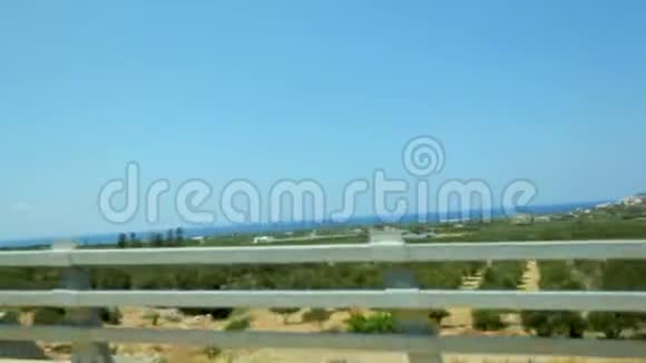 乘坐POV汽车穿越美丽的绿色自然地中海沿岸景观阳光明媚的蓝天和海面视频的预览图