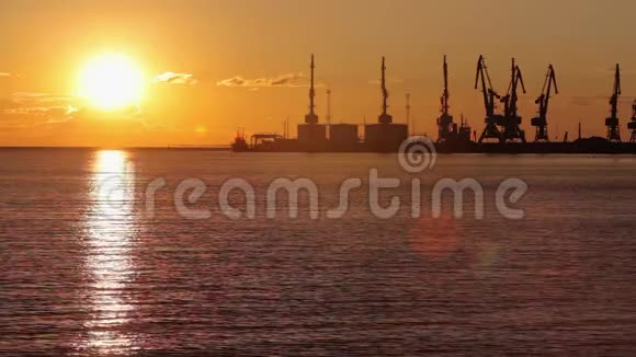 具有鹤形轮廓的未来主义风景港口美丽的日落傍晚的海港区视频的预览图