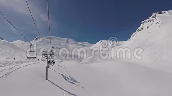 在冬季滑雪场中椅子提升到山顶视频的预览图